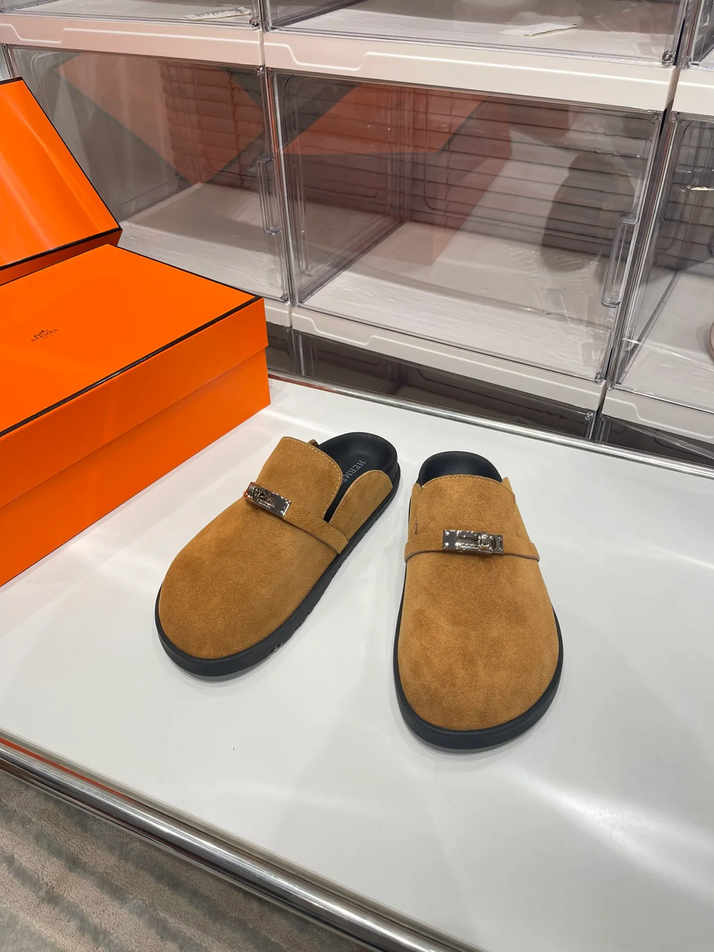 [H Family Hermès] P: 540💰 Size: Male 39-44 (45 46 customized) Female 35-40 (41 42 customized) HERMES Hermès latest kelly buckle couple style Birkenstock slippers, classic family language design! It looks good no matter how you match it! Casual and high-end feeling, the comfort is also great, paired with a variety of colorful socks, it gives a trendy and high-end feel ●Upper: imported cow suede ●Inner: imported sheepskin ●Foot pads: imported mixed sheepskin ●Outsole: Tpu non-slip and wear-resistant outsole